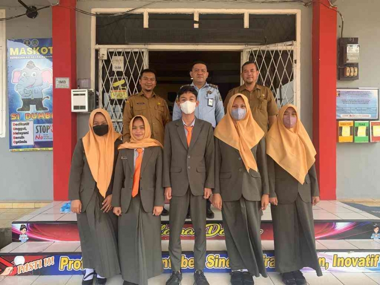 Foto bersama guru pembimbing dan keenam siswa PKL dari SMKN 8 Palembang. Dokpri