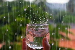 Ilustrasi minum air hujan langsung. Foto by YesDok