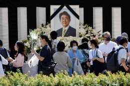 Warga Jepang memberikan penghormatan pada upacara pemakaman Abe. Photo: Issei Kato/ Reuters