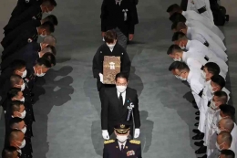 Akie Abe istri Abe membawa abu Abe dalam upacara kenegaraan pemakaman Abe. Photo: Reuters 