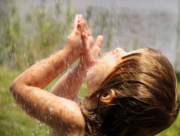 Ilustrasi air hujan tidak boleh diminum. Foto by Kaskus 