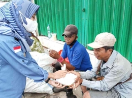 Dokpri. Mahasiswa berbagi Makanan dengan pekerja buruh