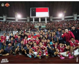 Pemain dan staf pelatih timnas Indonesia berfoto bersama setelah pertandingan Indonesia melawan Curacao di stadion Pakansari, Bogor (foto: IG PSSI) 