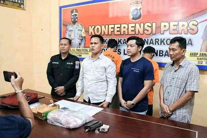 Foto : Satnarkoba Polres Labuhanbatu dan PS Kasubag Humas menjelaskan penangkapan dua pelaku dan ribuan ekstasi. (Foto/Koko)
