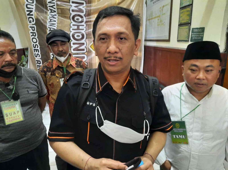 Gede Pasek Suardika menjelaskan keterangan saksi ahli seusai sidang di Pengadilan Negeri Surabaya. (Foto:dok.pribadi)