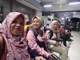 Saya bersama teman tiba di Stasiun Surabaya Gubeng (Dokpri)