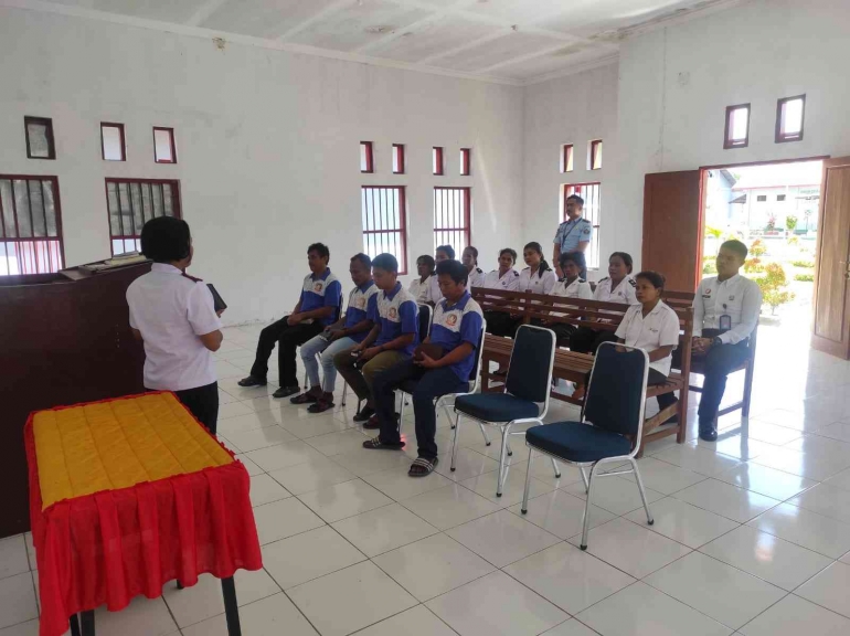 Warga Binaan Rutan Pasangkayu Mendapat Pembinaan Rohani Dari Pendeta Gereja Balai Keselamatan. Foto: Rutan Pasangkayu/dok (28/07)