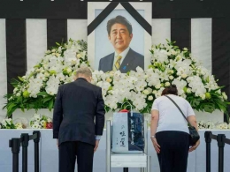  Penghormatan untuk Shinzo Abe | Foto via okezon.