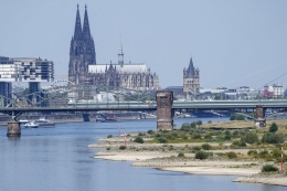 Rendahnya ketinggian air Sungai Rhine di Cologne, Jerman, Rabu (10/8/2022) yang diakibatkan kekeringan saat musim panas. Sumber: AP Photo/Martin Meissner via Kompas.com 