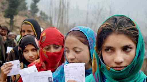 Wanita Jammu dan Kashmir sedang antri untuk melamar pekerjaan. | Sumber: dnaindia.com