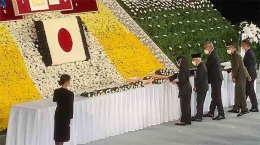 Wapres K.H. Ma'ruf Amin dan isterinya saat ke depan altar almarhum mantan PM Jepang Shinzo Abe. FOTO : via Tribunnews.com 