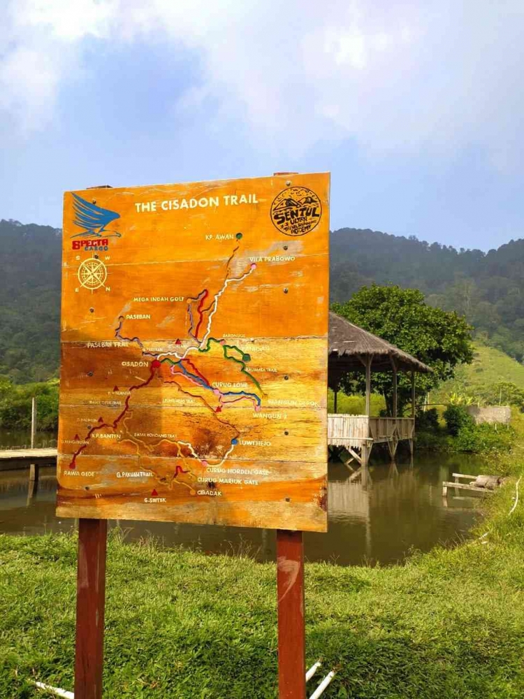 Papan Informasi Tentang Destinasi Wisata di Sekitar Desa Cisadon. Sumber: Foto Pribadi