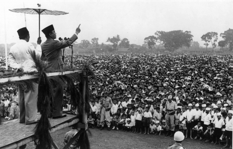 Presiden Sukarno memberikan pidato pada Rapat Raksasa di Tegallega Bandung (ANRI, SKR No. 207)