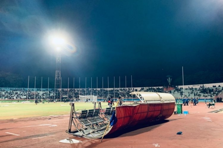 Pelampiasan kekecewaan suporter Persebaya Surabaya seusai kalah dari RANS Nusantara FC saat pertandingan pekan ke-10 Liga 1 2022-2023 yang berakhir dengan skor 1-2 di Stadion Gelora Delta Sidoarjo, Kamis (15/9/2022) malam.(KOMPAS.com/SUCI RAHAYU) 