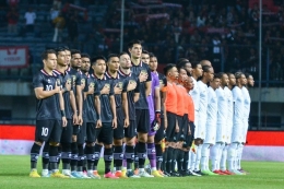 Timnas Indonesia (hitam) tengah menyanyikan lagu kebangsaan Indonesia Raya jelang duel Indonesia vs Curacao, dalam pertandingan FIFA Match Day, Sabtu (24/9/2022) di Stadion Gelora Bandung Lautan Api (GBLA).(KOMPAS.com/Adil Nursalam)