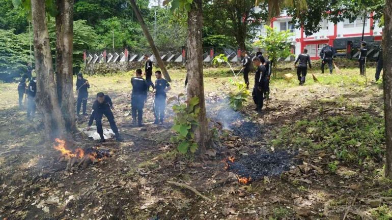 Pegawai Lapas Batu dan Taruna Poltekip angkatan 53 melaksanakan giat kebersihan di halaman Lapas Batu, Foto : Humas Lapas Batu