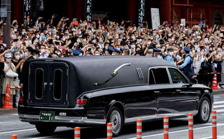 Tokyo (Jepang), 27/09/22 Mobil jenazah yang membawa Shinzo Abe melewati orang-orang yang berkumpul untuk pemakamannya. Reuters/Issei Kato