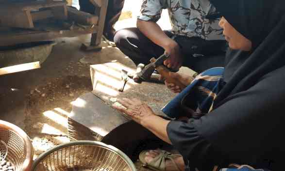 ralaltan produksi pengusaha emping melinjo Kampung Ciparay Desa Sindanglaya (Sumber: Dokumentasi pribadi) 