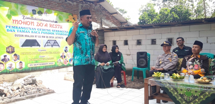 Peletakan batu pertama Gedung Serba Guna dan Taman Baca PONDOK NYAROAN (sumber gambar: Hamim Thohari Majdi)