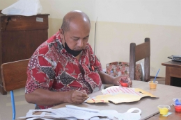 Pak Fais, Narasumber dari kampung Pancasila yang mengajarkan pembuatan wayang (Doc. Rina Adityana)