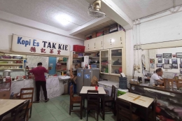 Salah satu kedai kopi tertua di Jakarta berada di kawasan Petak Sembilan. Sumber: dokumentasi pribadi
