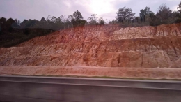 Jenis lapisan tanah di Kalimtanan, di samping tol Balsam. Foto dokpri
