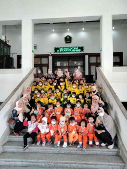 Mahasiswa PMM Bhaktimu Negeri UMM Gelombang 6 Kelompok 48 berfoto bersama murid dan guru PAUD & TA Dewi Sartika di Balai Kota Malang (Dok. pribadi)
