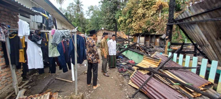 Anggota DPRD Padang Pariaman Afredison mendatangi pesantren Nurul Yaqin pasca musibah kebakaran. (foto dok damanhuri)