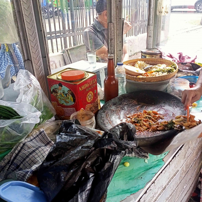 Foto sedang meracik pecel (dokumen pribadi)