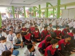 Siswa SMA Negeri 1 Brebes, mendengarkan ceremah dari Dr. Ugung di Auala Wijaya Kusuma. Dokpri.