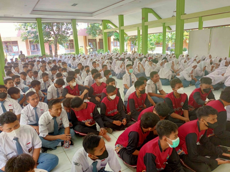 Siswa SMA Negeri 1 Brebes, mendengarkan ceremah dari Dr. Ugung di Auala Wijaya Kusuma. Dokpri.
