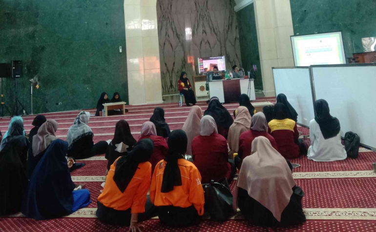 Kajian Kolaborasi di Masjid Islamic Center Universitas Ahmad Dahlan (UAD) membahas Al-Qur'an Sebagai Penyelamat Generasi Anti LGBT (Foto: Laela)