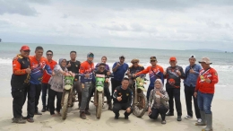 Karo BMN beserta jajaran foto bersama di Pantai Bantar Panjang, Foto: Humas Lapas Batu