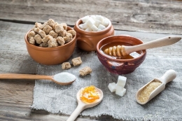Ilustrasi madu dan gula sebagai pemanis. Sumber: Shutterstock/Alexander Prokopenko via Kompas.com