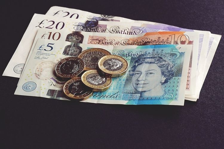 Gambar Ratu Elizabeth II pada koin dan uang kertas Poundaterling. Ratu Elizabeth II meninggal pada Kamis (08/09/2022) pada usia 96 tahun, setelah duduk di takhta kepemimpinan setelah tujuh dekade.(PEXELS/SUZY HAZELWOOD via kompas.com)