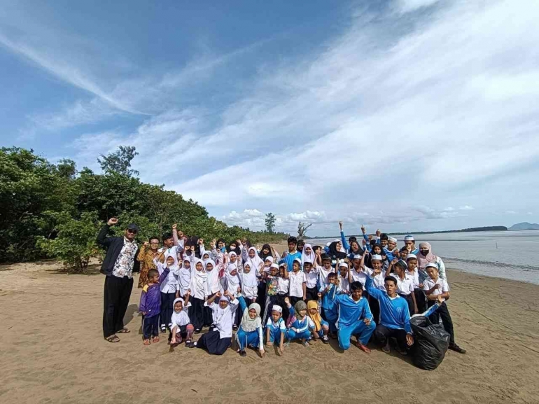 Foto 2 kegitan bersih pantai dengan para murid dalam rangka peringatan hari ibu di Thailand. Dokpri