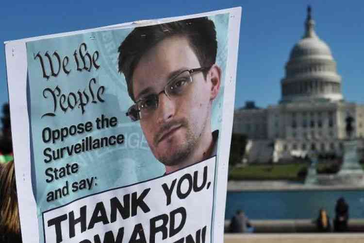 Poster dukungan kepada Edward Snowden di depan Gedung Putih. (Foto: AFP/Mandel Ngan via KOMPAS)