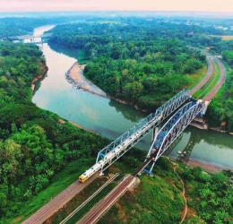Indahnya panorama jalur KA Prambanan Ekpres yang menghubungkan Kutoarjo-Yogyakarta-Solo Balapan (Dokumentasi: Phinemo.com/Maleostory)