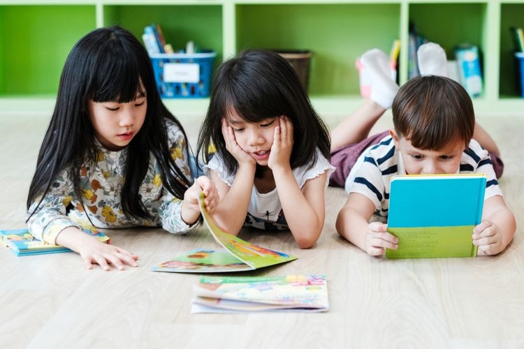 Ilustrasi anak membaca buku (Sumber: shutterstock)