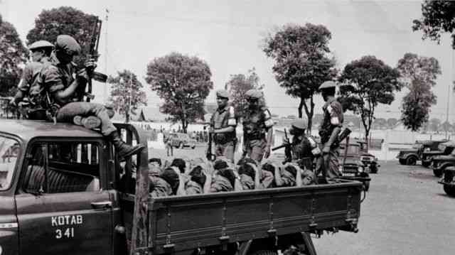 Para prajurit sedang mengangkut para pemuda Rakyat pada 10 Oktober 1965, dua hari sebelum Letkol Untung di tangkap, Sumber: elshinta.com