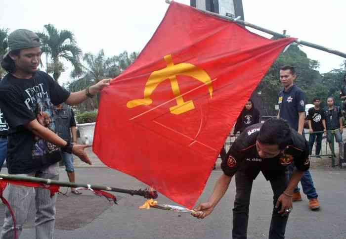 Salah satu aksi pembakaran bendera PKI. Sumber gambar: www.antarafoto.com