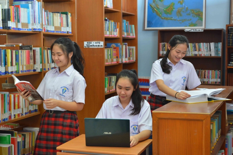 Perpustakaan yang nyaman menjadi salah satu sumber belajar siswa (Doc. Rina Adityana)