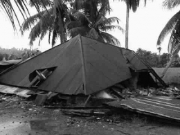 Salah satu rumah warga yang rata dengan tanah saat gempa 2009. (foto dok muhardi koto)