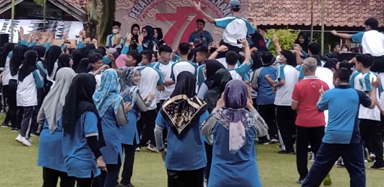 Ekspresi kegembiraan bersama para siswa. (dok:humas SMAN 5 Magelang)