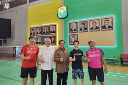 Potret Aryono Miranat, Herry IP, Ketum PB PBSI, Kevin Sanjaya Sukamuljo. Sumber: Badminton Indonesia/PBSI