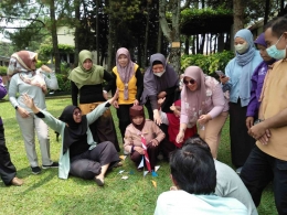 Kegembiraan dalam setiap permainan Kepramukaan. Photo: Forum Tutor Kesetaraan Kota Bandung