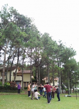 Pramuka di alam terbuka. Kepanduan bagi semua jenjang usia. Photo: Forum Tutor Kesetaraan Kota Bandung