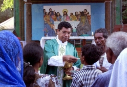 Mantan Uskup Diosis Dili Carlos Filipe Ximenes Belo dalam sebuah misa pagi pada Oct' 1999 di Dili, Timor Timur. Foto : groene.nl