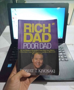 Buku Rich Dad Poor Dad, Buku Tentang Pelajaran Keuangan Terbaik Sepanjang Masa, (Sumber : Dok.pribadi penulis)
