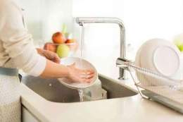 Ilustrasi cuci piring memakai tangan(foto: kompas.com)